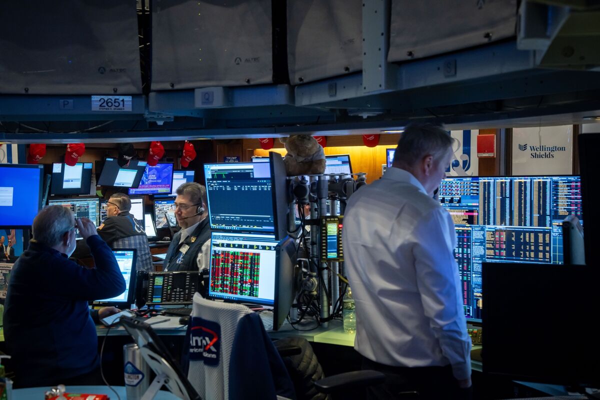 US Stock Market Dips Amidst Political Uncertainty Over Powell’s Potential Dismissal