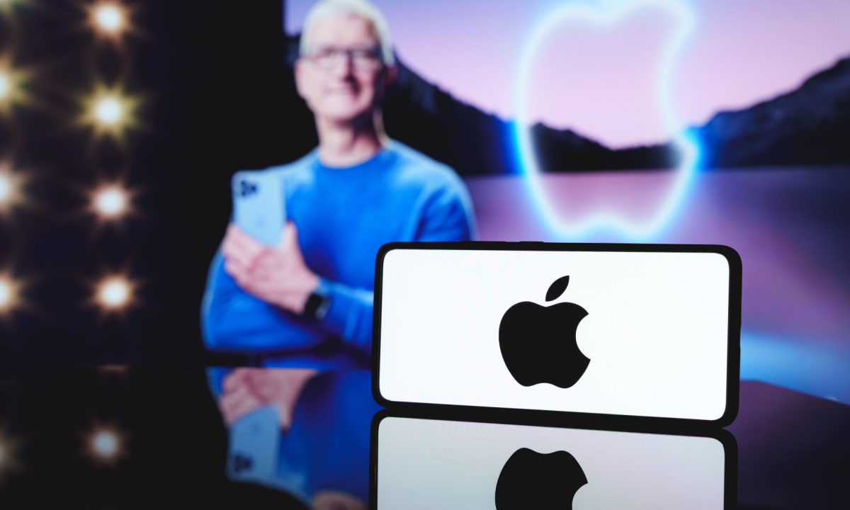 Apple Strategies to Enhance Siri and Overcome Revenue Challenges