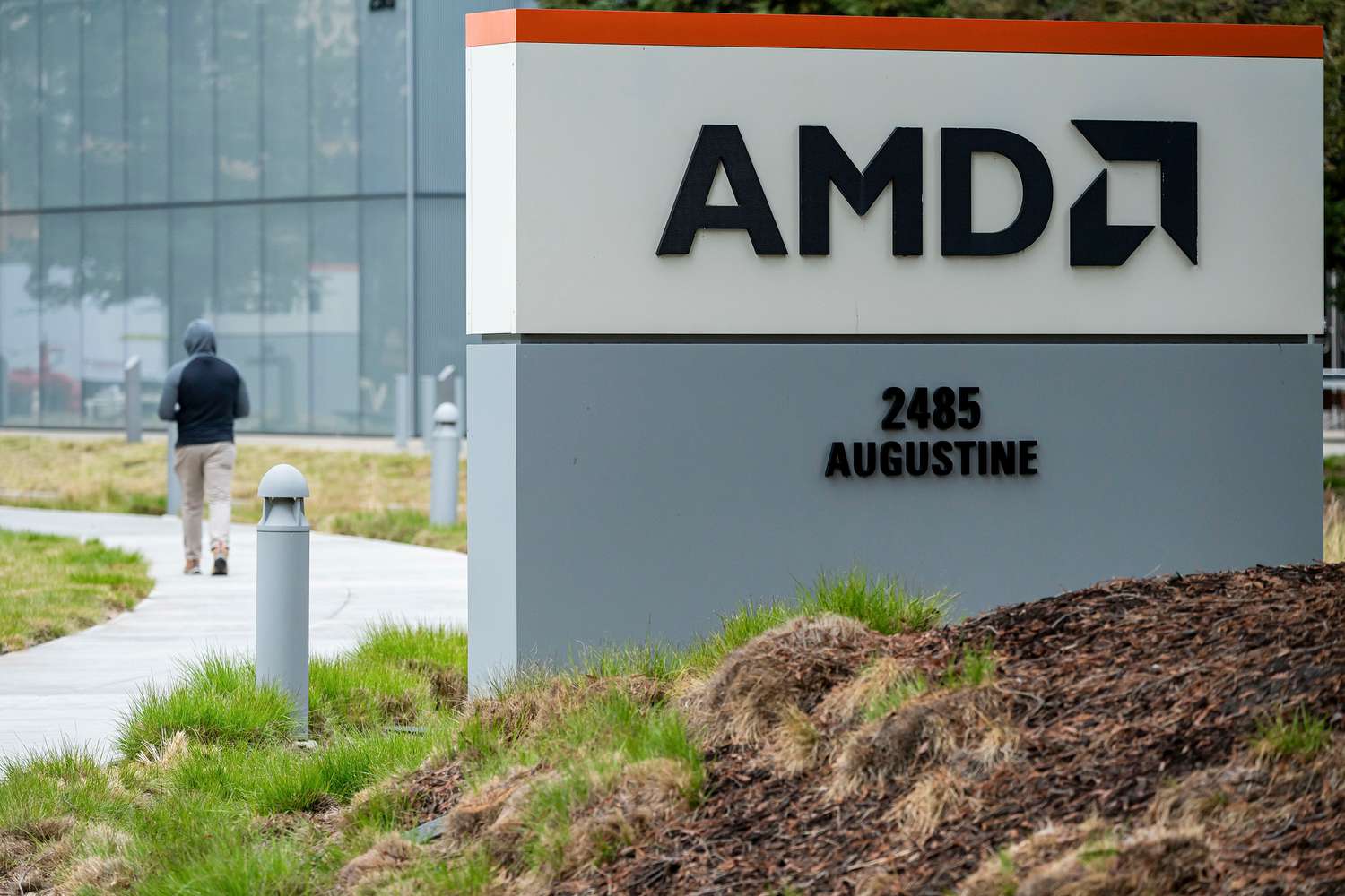 Analyzing AMD Stock: Expectations and Expert Opinions Before Earnings