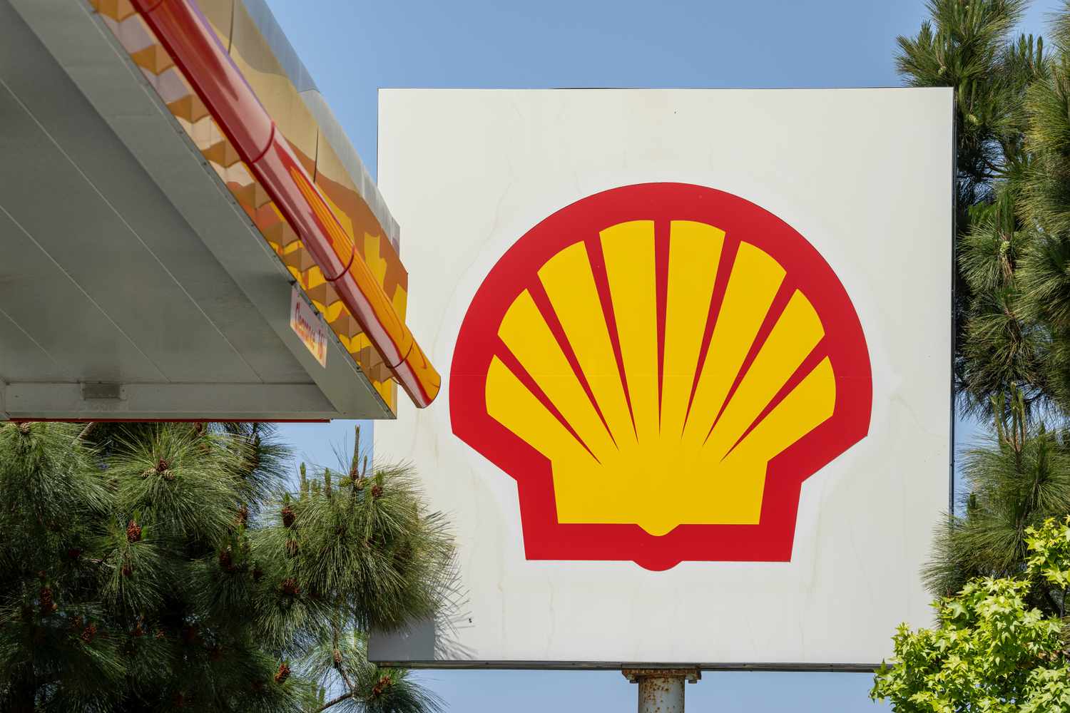 Shell Stock Soars on Robust Earnings and $3.5 Billion Buyback Initiative