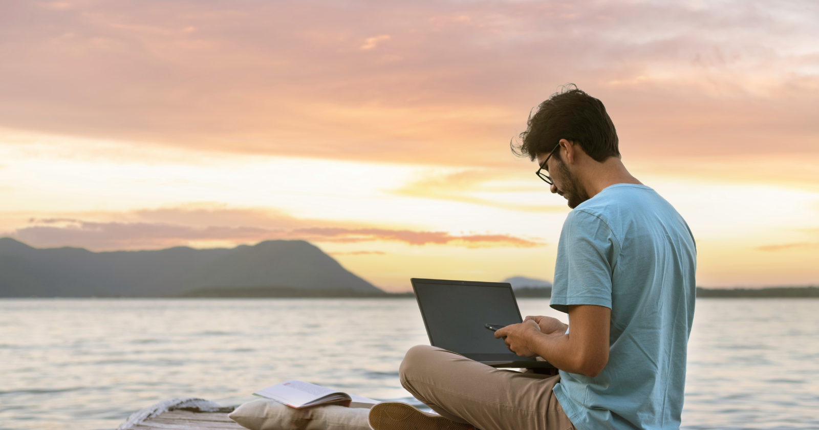 Unlock Financial Freedom: 8 Personal Finance Hacks for Digital Nomads