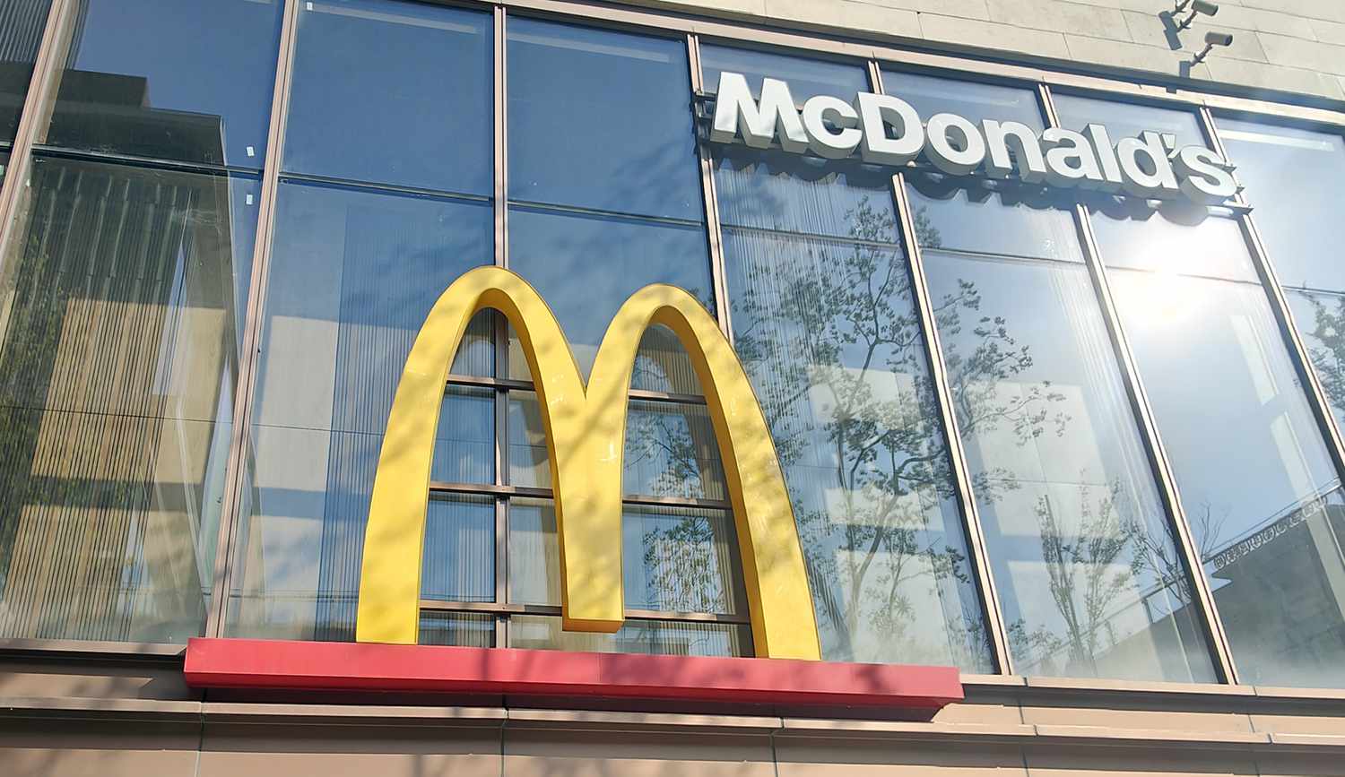 McDonald’s Stock Declines Amid Disappointing Revenue and Comparable Store Sales