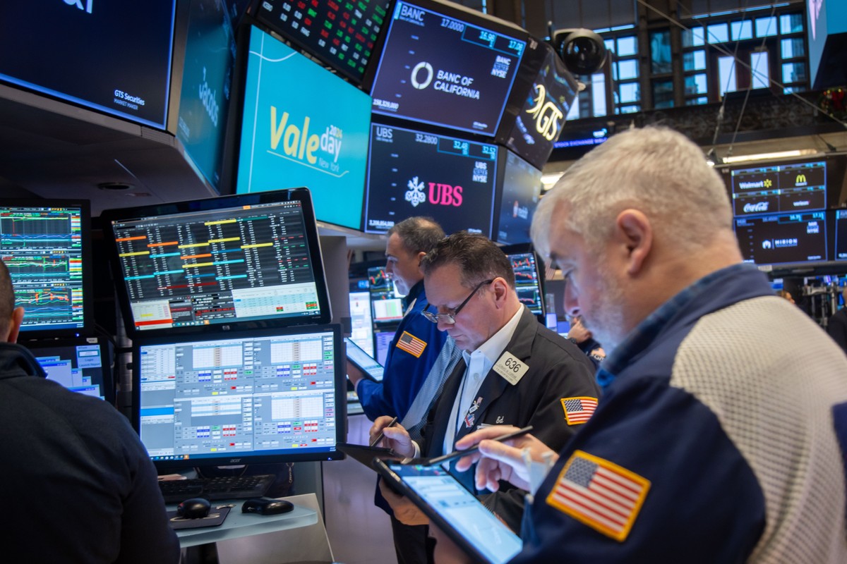 US Stock Markets Open Lower Amid New Tariffs and Fed Anticipation