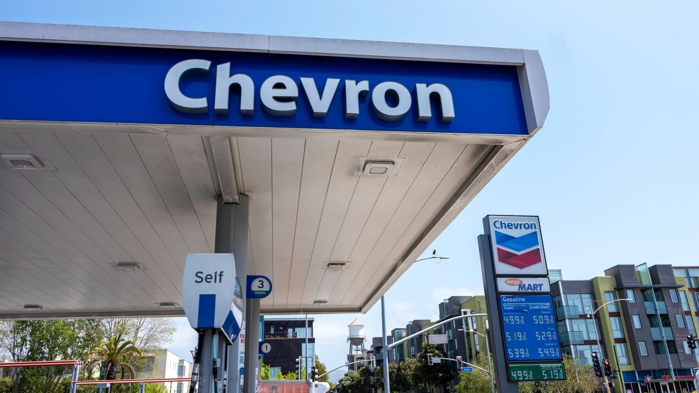 Chevron Reports Decline in Profits Amid Falling Oil Prices