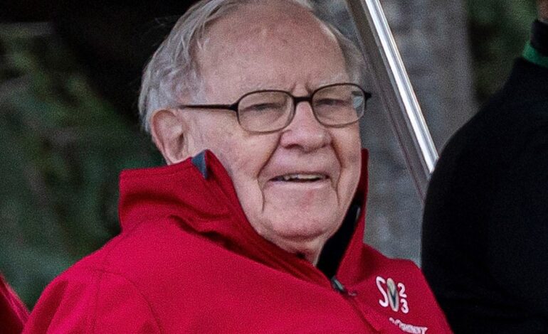 Warren Buffett Expands Stock Sales Amid Uncertainty, Boosting Berkshire Hathaway’s Cash Reserves