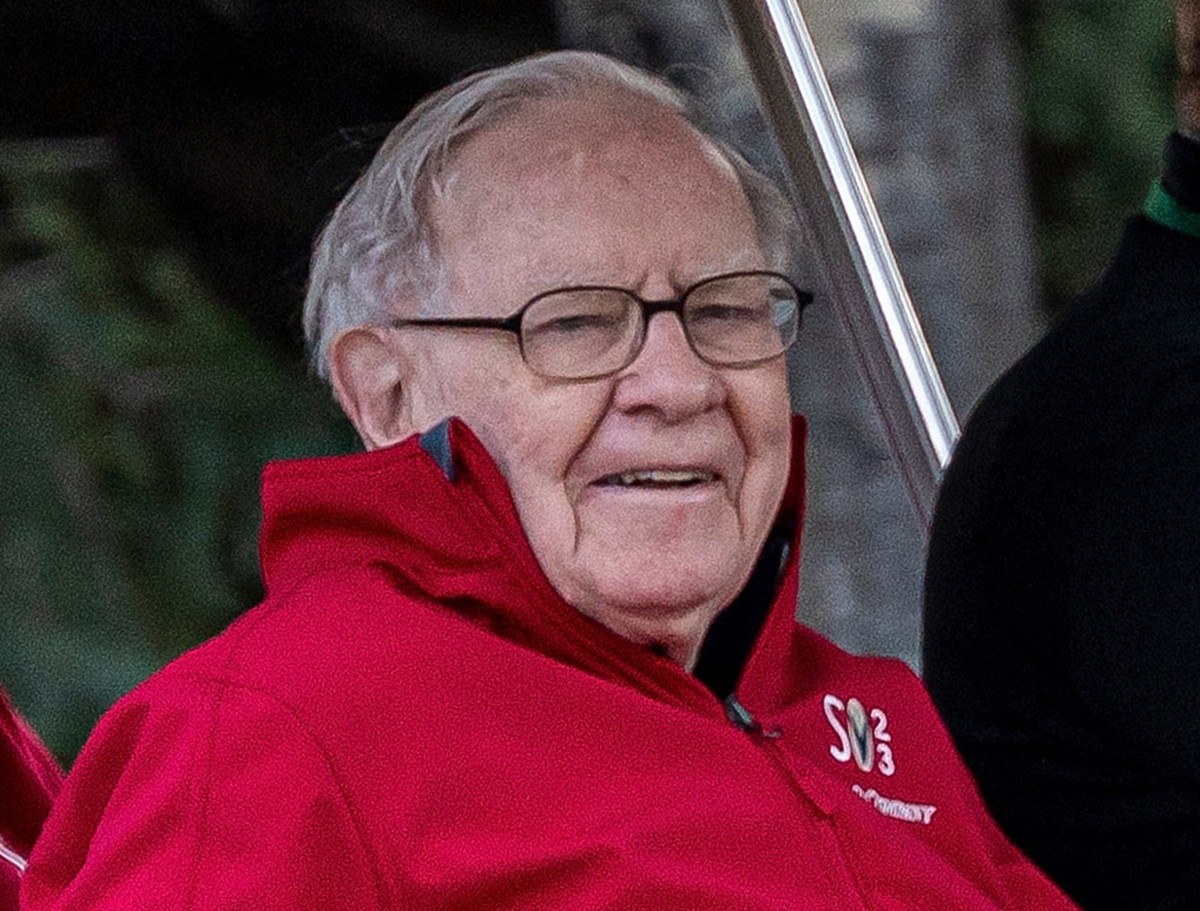 Warren Buffett Expands Stock Sales Amid Uncertainty, Boosting Berkshire Hathaway’s Cash Reserves