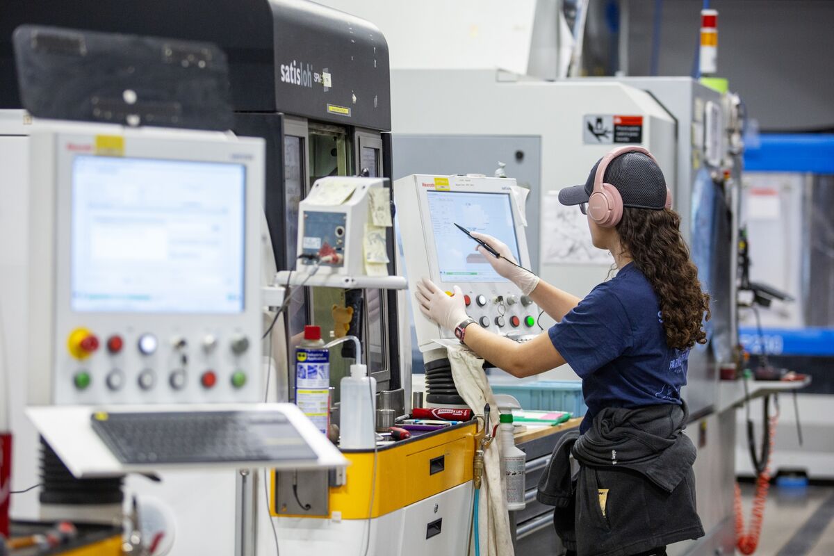 US Payroll Growth Surpasses Expectations with 177,000 New Jobs