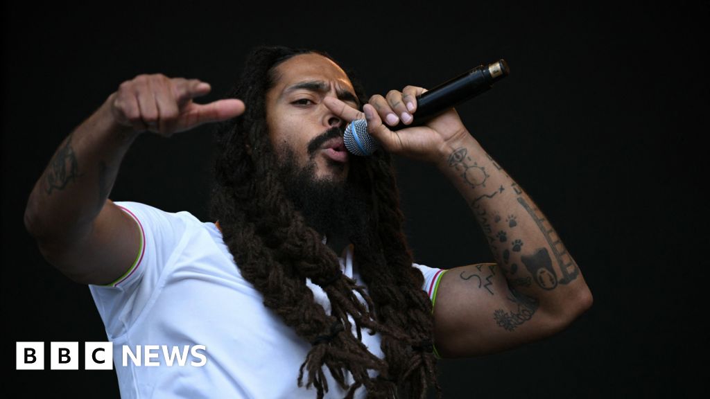 Government Criticizes Glastonbury Chants Broadcasted by BBC