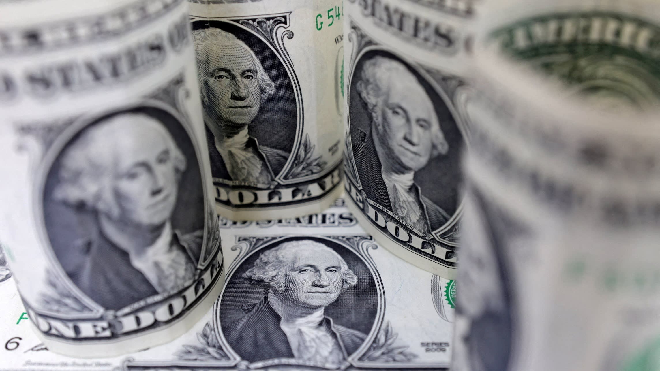 USD Weakens to Three-Year Low Amid Growing Trade War Concerns