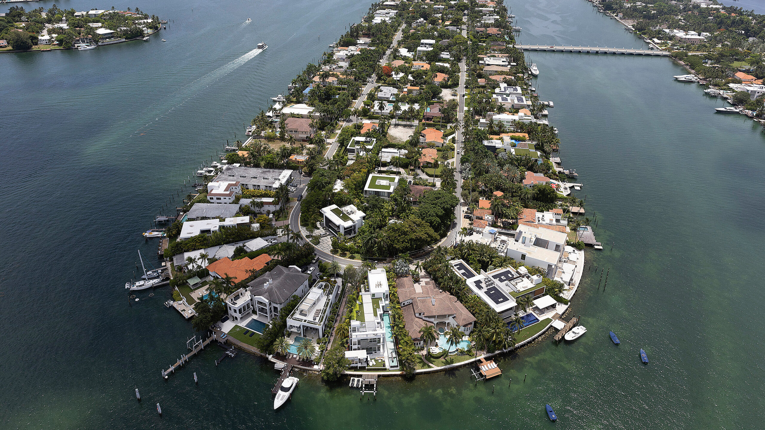Barge Collision Leads to Sailboat Sinking and Injuries in Biscayne Bay