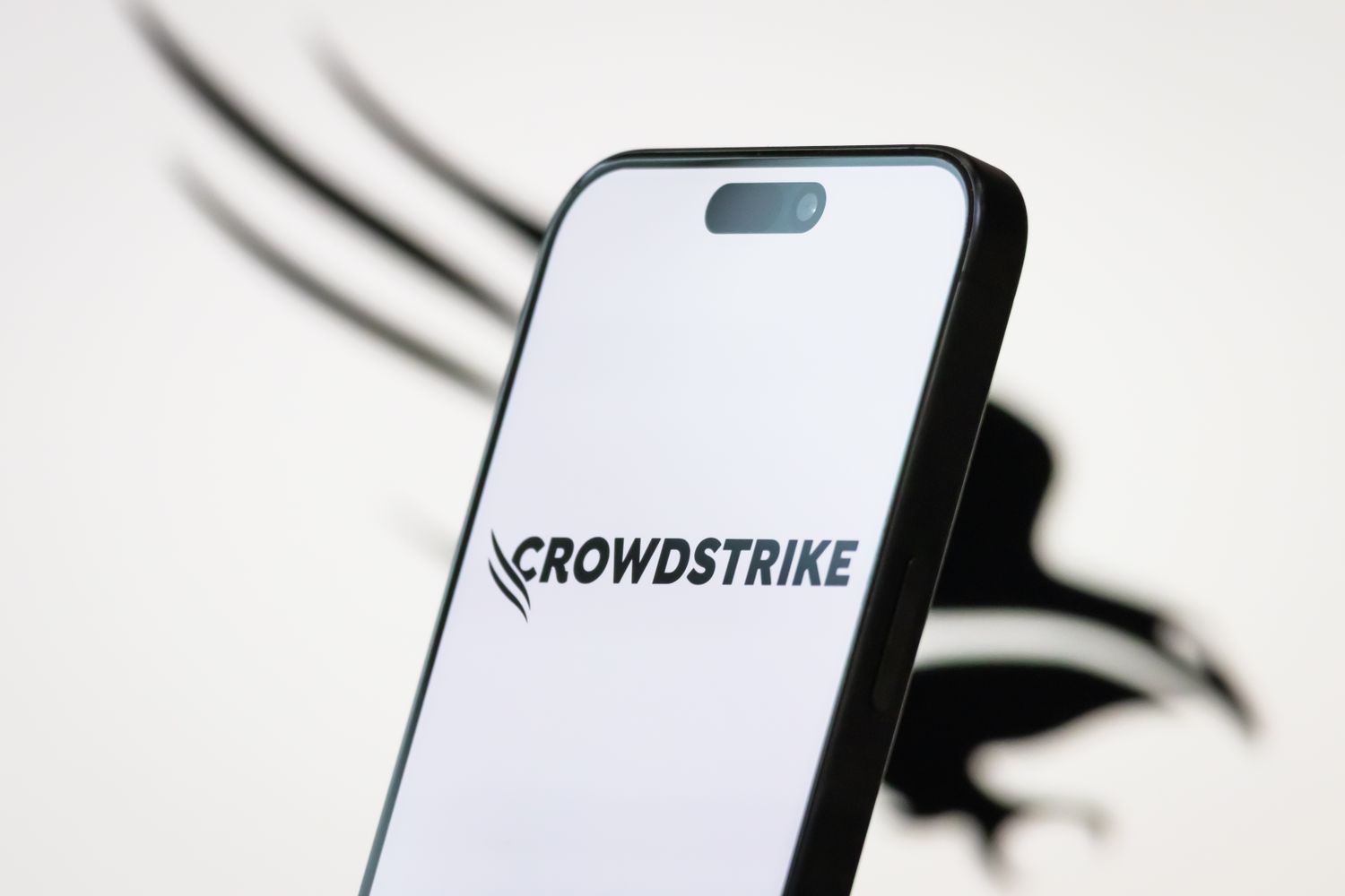 CrowdStrike Stock Achieves Record High as Analysts Praise Its Industry Leadership