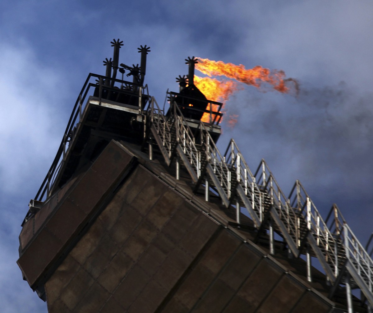 Volatility in Oil Markets Amid Venezuela Blockade and Nigeria Attack Threats