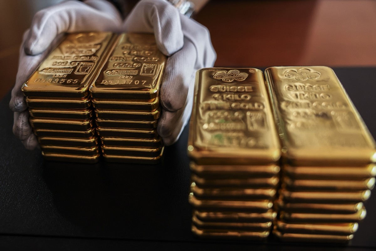 Gold Prices Surge Amid Geopolitical Tensions and a Weak Dollar