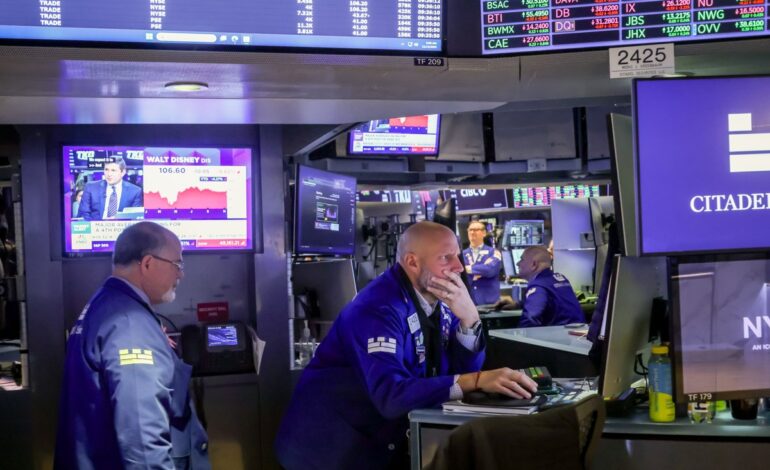 New York Stocks Fall Amid Concerns Over Fed Independence