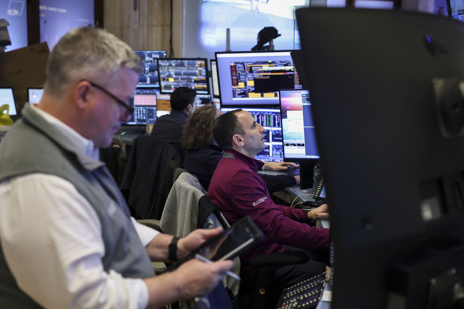 Navigating Uncertainties: Stock Futures Bounce Back Amid Tariff and AI Concerns