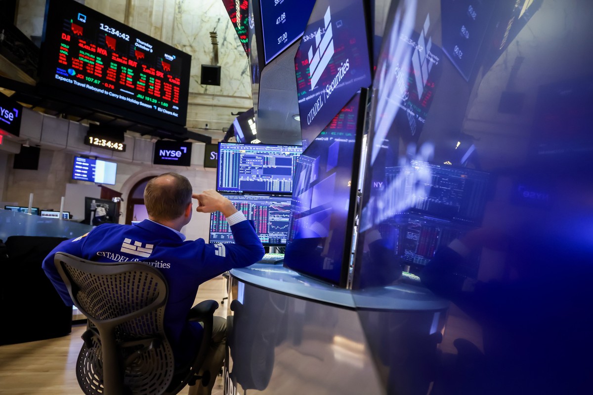 Tech Sector Challenges Lead to NY Stock Market Decline Post-Holiday